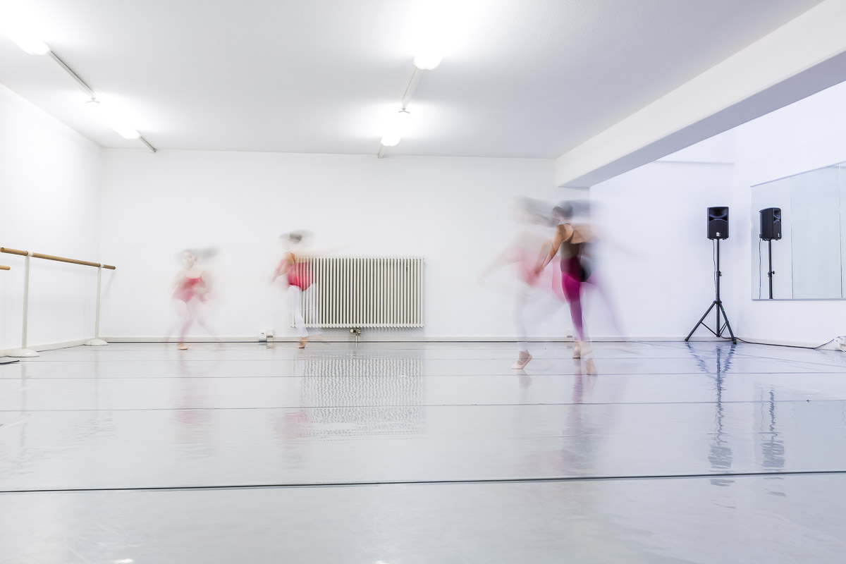 048